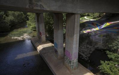 El cuerpo fue hallado junto al puente sobre el Arga que conecta San Jorge y San Juan.