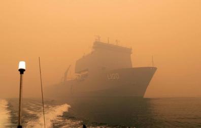 Buques militares evacúan a las personas atrapadas en Australia por los incendios