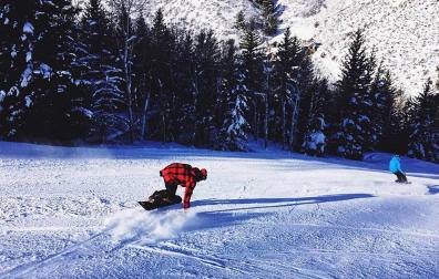 Hamilton felicita la Navidad desde una pista de snowboard