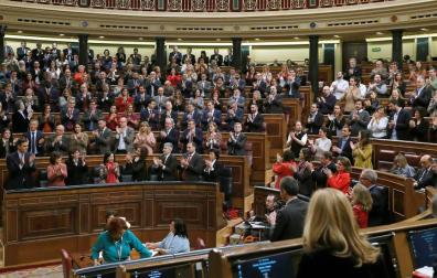 Pedro Sánchez recibe el aplauso de partido y de Unidas Podemos tras su última intervención en la segunda jornada del debate de su investidura