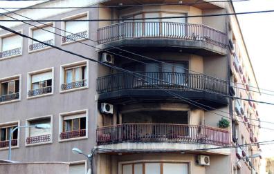Dos muertos y cinco intoxicados por humo en un incendio en Hellín