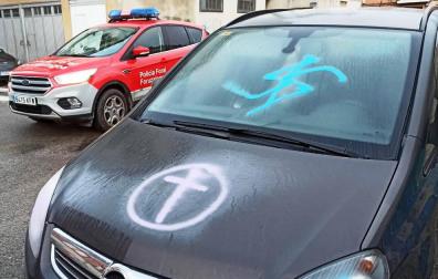 Identificados dos menores por realizar pintadas en vehículos y portales de Alsasua