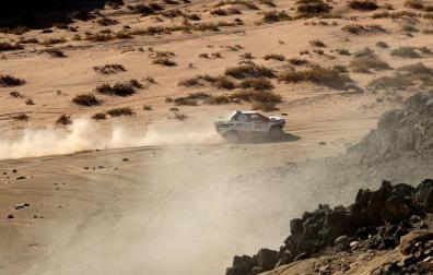 Fernando Alonso y Marc Coma, en la segunda etapa del Rally Dakar.