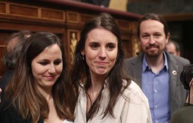La portavoz adjunta de Unidas Podemos en el Congreso, Ione Belarra; la portavoz de Unidas Podemos en el Congreso, Irene Montero y el secretario general de Podemos, Pablo Iglesias, entran en el hemiciclo del Congreso