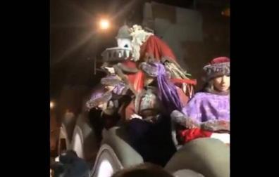 El rey Melchor, en la cabalgata de Terrassa, lanzando caramelos con fuerza.