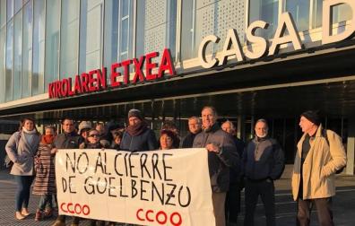 Plantilla y usuarios de Guelbenzu se concentran contra el cierre del centro