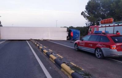 Cortada la N-232 en Castejón por el vuelco de un camión