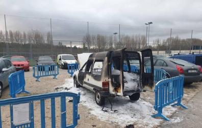 El coche, tras ser incendiado, en un aparcamiento de San Jorge.