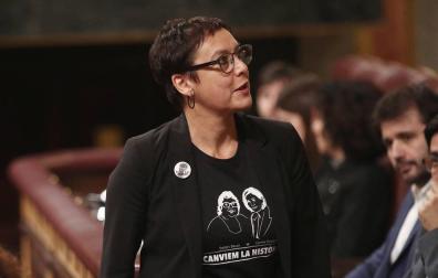La diputada del ERC y hermana de la presa del Procés, Dolors Bassa, Montserrat Bassa, sube a la tribuna del Congreso.