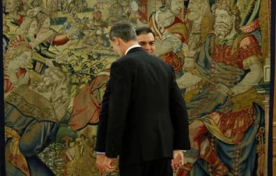Sánchez y el Rey bromean tras la ceremonia: "Ocho meses para 10 segundos"