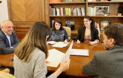 Las portavoces de PSOE y Podemos, Adriana Lastra e Irene Montero, firman un protocolo de funcionamiento del acuerdo del Gobierno de coalición