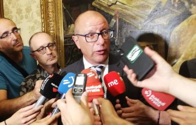 Carlos Gimeno atiende a los medios tras asumir su cargo.