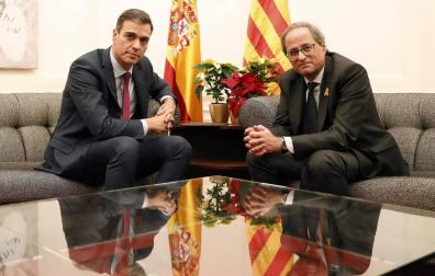 El presidente del Gobierno, Pedro Sánchez, y el de la Generalitat, Quim Torra, durante la reunión que han mantenido esta noche en el Palau de Pedralbes de Barcelona.