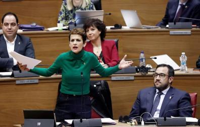 Rifirrafe entre María Chivite y Carlos Pérez Nievas en el Parlamento de Navarra