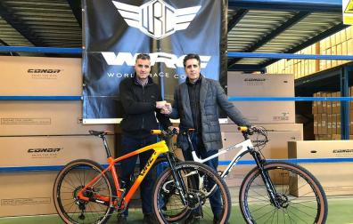 Pruden y Miguel Induráin, con las bicicletas con las que correrá el campeón villavés en la Titan Desert.