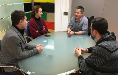 El consejero Eduardo Santos, la directora general de Políticas Migratorias, Patricia Ruiz de Irizar, Javier y Daniel en un momento de la reunión.