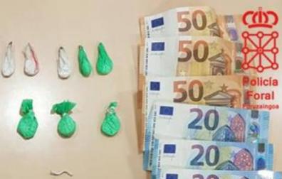 Parte de la droga y el dinero incautados en Berriozar.