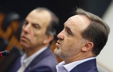 Javier Esparza, durante la rueda de prensa en el Congreso.
