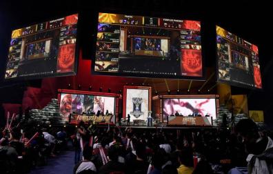 Los jugadores del equipo europeo "Fanatic" (d) se enfrentan al equipo chino "FunPlus Phoenix" (i), durante los cuartos de final del campeonato mundial de League of Legends en Madrid