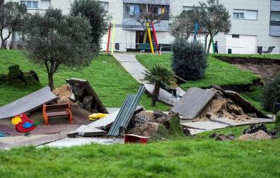 Un parque infantil con pista deportiva se ha hundido sobre el aparcamiento subterráneo de una urbanizaciónde Santander,