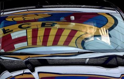 El entrenador del FC Barcelona, Ernesto Valverde, sale de la ciudad deportiva Joan Gamper tras el entrenamiento del equipo.