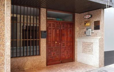 Vista del portal del domicilio donde se han encontrado los dos cadáveres en Puertollano