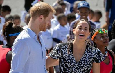 Los duques de Sussex comenzaron este lunes en Sudáfrica su primer viaje oficial en familia desde el nacimiento de su hijo Archie.