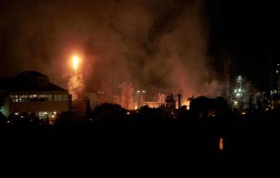 Cuatro heridos en una fuerte explosión en una planta petroquímica de Tarragona