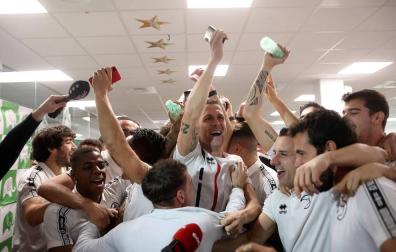 Los jugadores del Unionistas de Salamanca celebran que se enfretarán al Real Madrid en los dieciseisavos de final de la Copa del Rey.