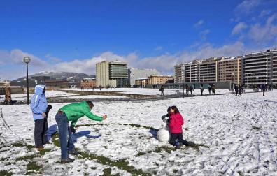 La nieve ha teñido de blanco las calles de Pamplona y de la Comarca este domingo 3 de febrero