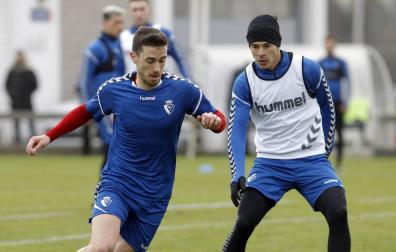 Kike Barja intenta superar a Facundo Roncaglia en la sesión de este miércoles.