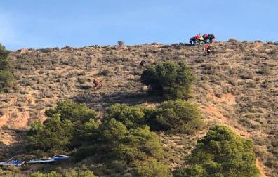 Los equipos de rescate, en la ladera donde sufrió el accidente el pamplonés fallecido.