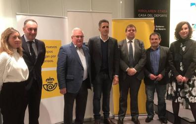 Asistentes al acuerdo de colaboración entre la Fundación Miguel Induráin y Correos