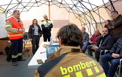 El conseller Miquel Buch (d) y Albert Ventosa, coordinador y responsable del dispositivo de bomberos (i) atienden a los medios de comunicación en el centro de coordinación avanzado desde donde ha informado de la evolución de los trabajos que se realizan en la petroquímica de Tarragona.