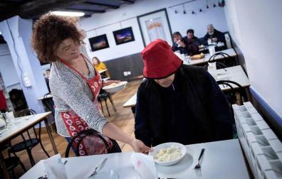 600 personas se aseguran a la semana la comida en el París 365