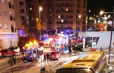 Un autobús de La Estellesa se estrelló este viernes, 17 de enero, contra una gasolinera, arrollando a viandantes y a varios vehículos, en la localidad navarra.