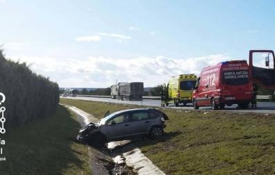 Estado en el que ha quedado el coche tras salirse de la vía y volcar en la AP-15 en Tafalla