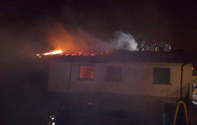 Un intoxicado por inhalación de humo en el incendio de una vivienda en Ilurdotz