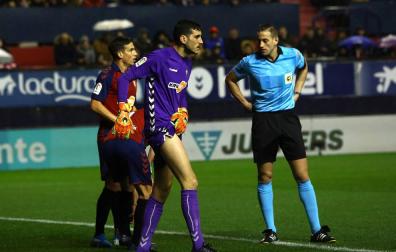 Sergio Herrera se lleva la mano al muslo derecho. Jugó lesionado desde el minuto 10, al tapar una internada de Enes Ünal.