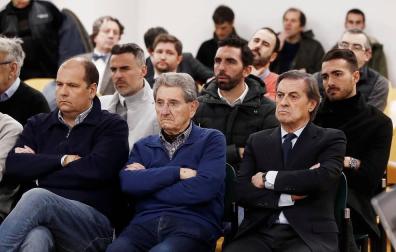 El juicio por el denominado caso Osasuna ha comenzado este lunes pasadas las 9.30 horas. La Sección Segunda de la Audiencia de Navarra enjuicia a seis exdirectivos de Osasuna, tres exjugadores del Betis y dos agentes inmobiliarios acusados de delitos de apropiación indebida, societarios, falsedad en documento mercantil, falsificación de las cuentas anuales y corrupción deportiva (por el supuesto amaño de partidos).