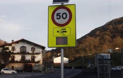 Tramo limitado a 50km/h de la N-121-A a su paso por Ventas de Arraitz.