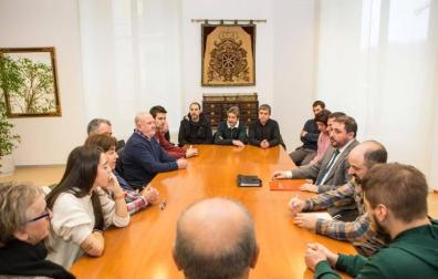 Unai Hualde ha recibido a familiares delos dos jóvenes fallecidos en la N-121-A, a la altura de Olagüe, que han asistido acompañados de alcaldes y representantes municipales de ayuntamientos de la zona.