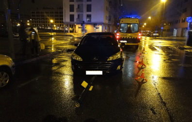 Una conductora ebria se sale de la vía y choca contra un semáforo en Buztintxuri