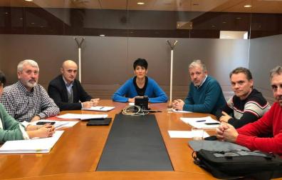 La consejera Elma Saiz y el presidente del sindicato UAGN, Félix Bariain, durante la reunión.