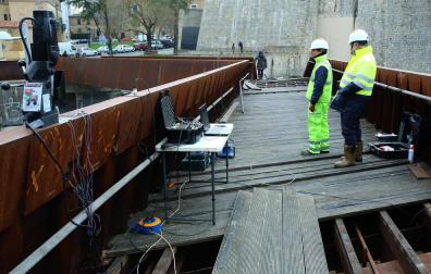 Sensores y 3 personas de peso medio para captar vibraciones en la pasarela de Labrit