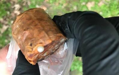 La Policía Municipal alerta de carne con alfileres en el Grupo San Pedro