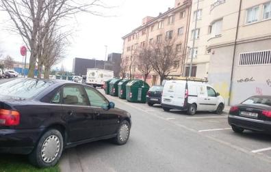Un coche sin el freno de mano bien puesto invade la calzada en Berriozar