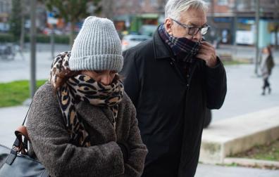 Los agentes inmobiliarios Cristina Valencia (i) y Albert Nolla (d) acuden a declarar en la tercera sesión del juicio.