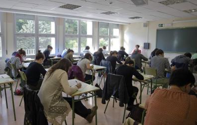 Un grupo de opositores realiza el examen de una de las especialidades en euskera en las pruebas celebradas en junio de 2016.