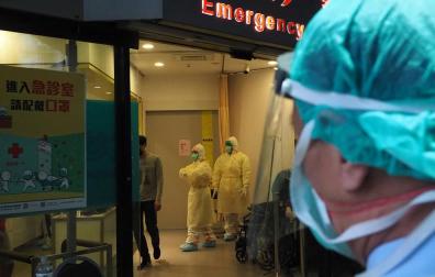Personal sanitario en el Hospital de Taipei, protegido ante la presencia del coronavirus.